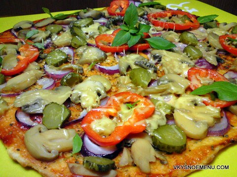 пицца с грибами и корнишонами
