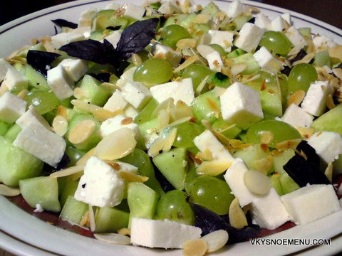 салат с огурцами и виноградом
