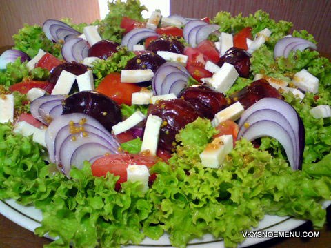 салат с маринованными сливами